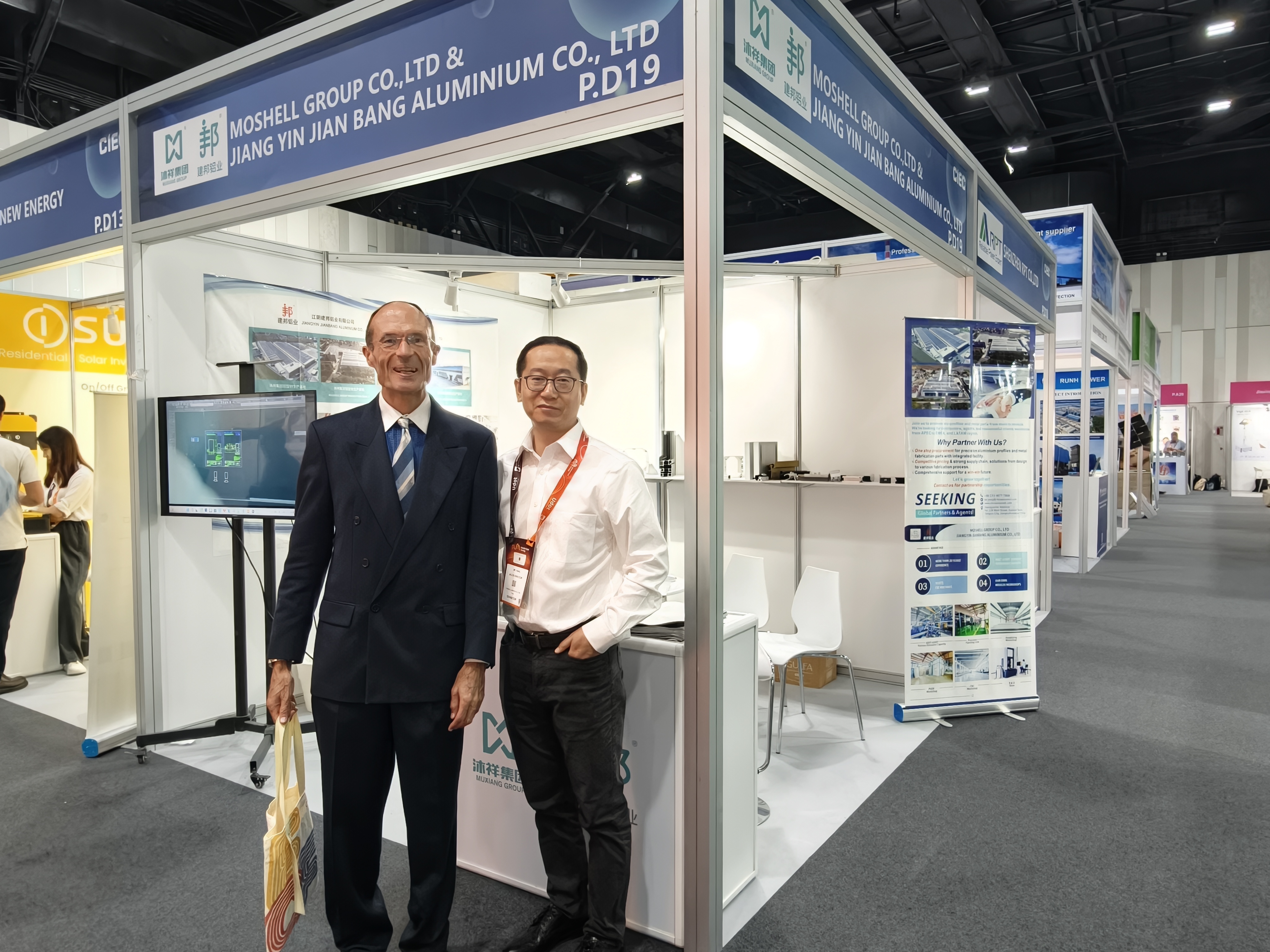 Muxiang Group viser frem nye energisparende aluminiumsprofiler på Dubai Energy Exhibition